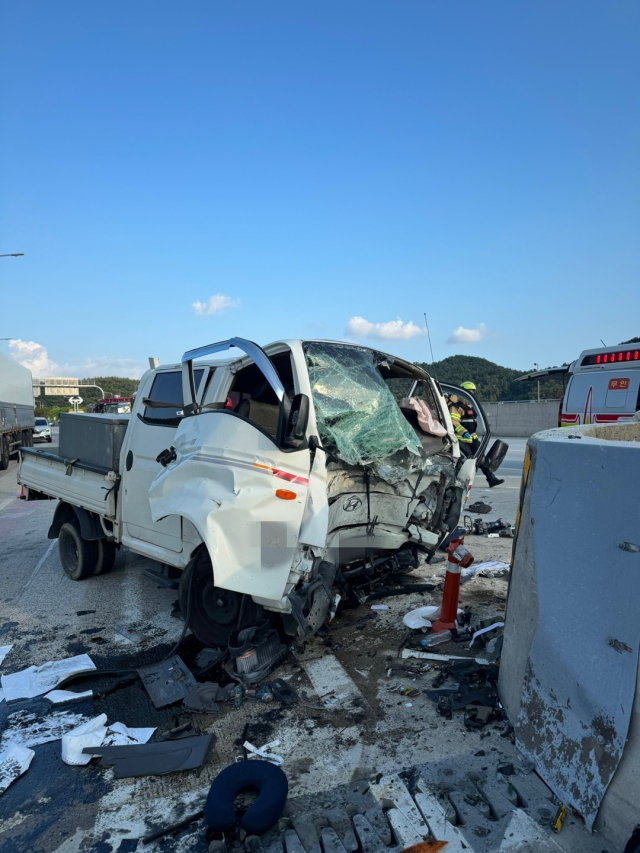 지난 20일 오후 5시 7분 경남 밀양시 산외면 함양~울산고속도로 함양 방향 밀양 분기점에서 1t 화물차가 벽면을 정면으로 들이받아 소방대원들이 현장을 수습하고 있다. 독자 제공