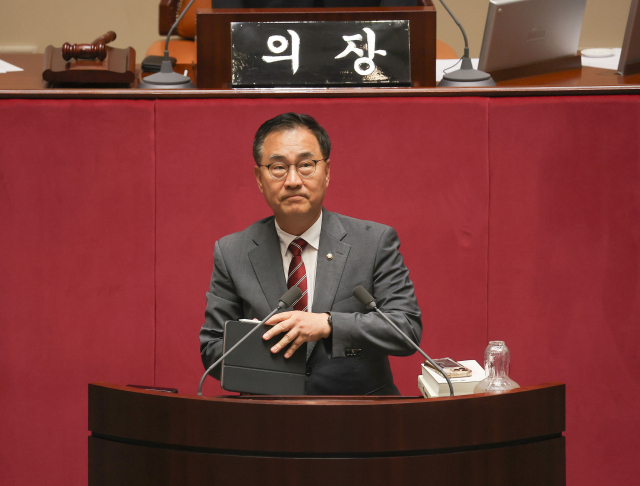 21일 서울 여의도 국회 본회의에서 한국교육방송공사법 일부개정법률안(EBS법)이 상정되자 국민의힘 최형두 의원이 무제한토론(필리버스터)에 나서고 있다. 연합뉴스