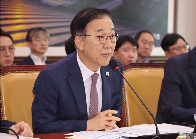 김윤덕 국토교통부 장관이 21일 국회에서 열린 국토교통위원회 전체회의에 참석해 의원 질의에 답변하고 있다. 연합뉴스