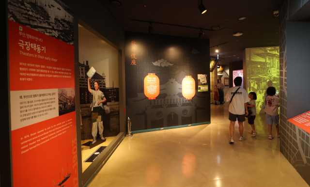 부산영화체험박물관 3층 체험존에 있는 역사의 거리. 부산 1호 극장 '행좌'를 비롯해 극장과 영화산업의 태동기를 만날 수 있다. 이재찬 기자 chan@