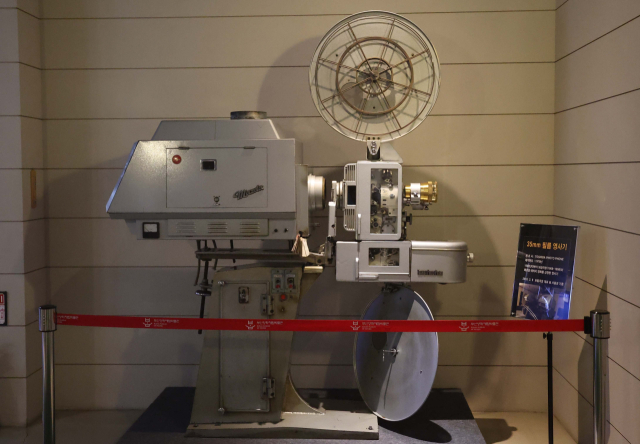 부산영화체험박물관에서 만날 수 있는 35mm 필름 영사기. 1998년 폐관 때까지 보림극장에서 사용하던 것이다. 이재찬 기자 chan@