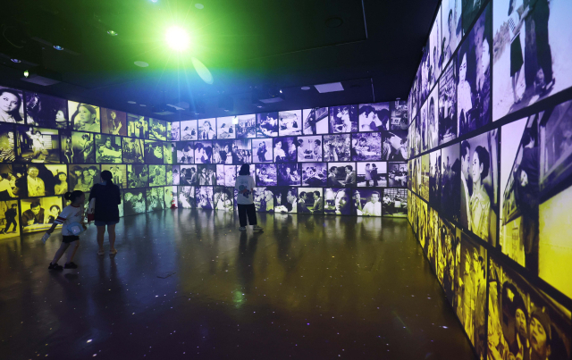 부산영화체험박물관에 새로 문을 연 '씨네뮤지엄' 내부. 미디어아트 기술로 구현한 부산의 명소와 옛 영화 장면이 벽면을 가득 채우고 있다. 이재찬 기자 chan@