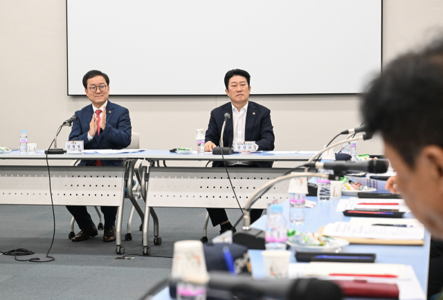 부산시의회 행정문화위원장인 송상조(서1), 기획재경위원회 소속 김형철(연제2) 의원은 20일 보훈명예수당 지급 대상자 확대를 논의하기 위한 정책 간담회를 열고 국가유공자들의 현장 목소리를 직접 청취했다. 부산시의회 제공