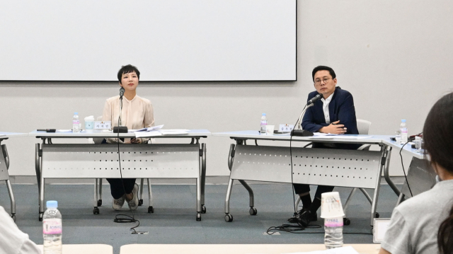 부산시의회 행정문화위원회 서지연(비례), 건설교통위원회 송우현(동래2), 교육위원회 김창석(사상2) 의원은 20일 부산시의회 중회의실에서 가족을 돌보는 아동·청소년, 이른바 영케어러 지원 방안을 모색하기 위한 정책 간담회를 열었다. 부산시의회 제공