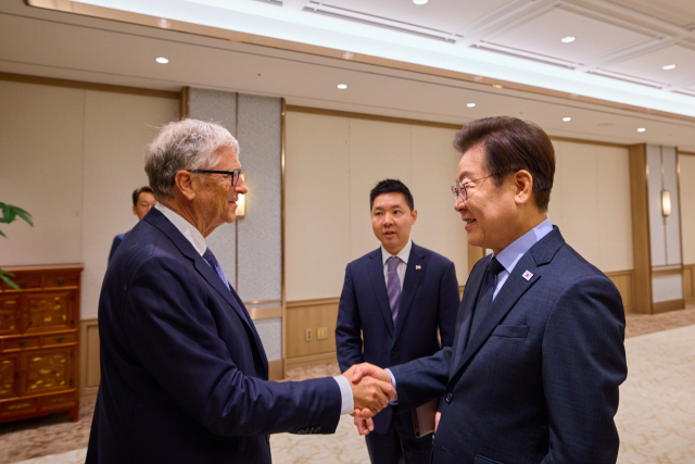이재명 대통령이 21일 용산 대통령실에서 빌 게이츠 게이츠재단 이사장을 만나 악수하고 있다. 연합뉴스
