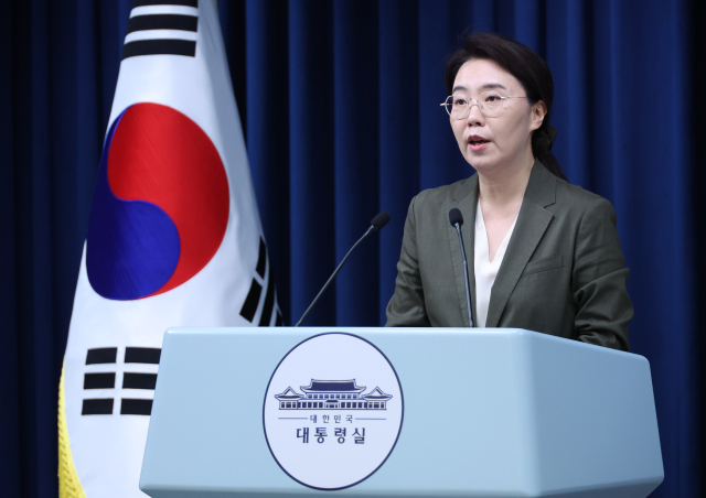 강유정 대변인이 지난 19일 용산 대통령실 기자회견장에서 이재명 대통령의 경제단체 및 기업인 간담회 관련 브리핑을 하고 있다. 연합뉴스