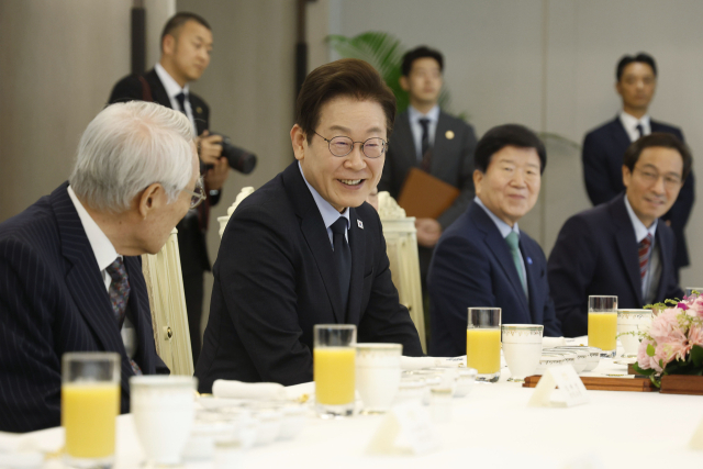 이재명 대통령이 21일 용산 대통령실에서 더불어민주당 상임고문단과 오찬 간담회를 하고 있다. 연합뉴스