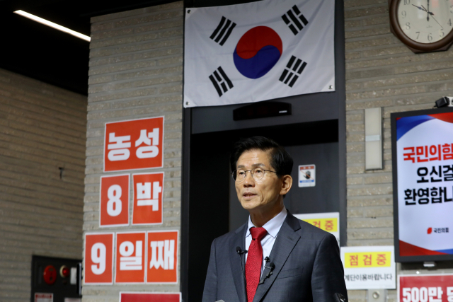 김건희특검의 국민의힘 당사 압수수색에 반대하며 농성 중인 국민의힘 김문수 당 대표 후보가 21일 서울 여의도 당사에서 '이재명특검 불법부당 당원명부 탈취 저지 국민보고회'를 하고 있다. 연합뉴스