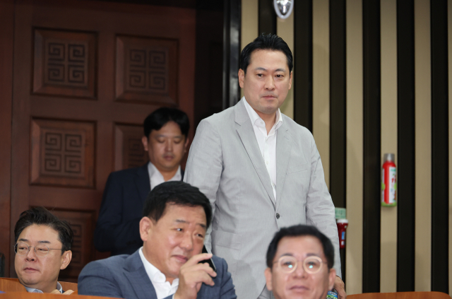 국민의힘 장동혁 의원이 21일 서울 여의도 국회에서 열린 의원총회에 참석하고 있다. 연합뉴스