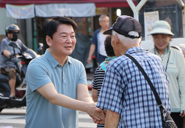 국민의힘 안철수 당 대표 후보가 21일 대구 달성공원 새벽시장을 방문해 시민들과 인사를 나누고 있다. 연합뉴스