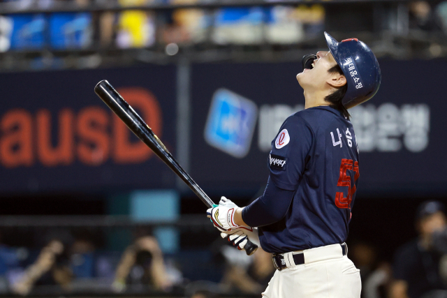 롯데 자이언츠 나승엽이 지난 20일 서울 잠실야구장에서 열린 2025 프로야구 LG 트윈스전에서 8회초 2사 2루 때 헛스윙 삼진아웃당한 뒤 아쉬워하고 있다. 연합뉴스