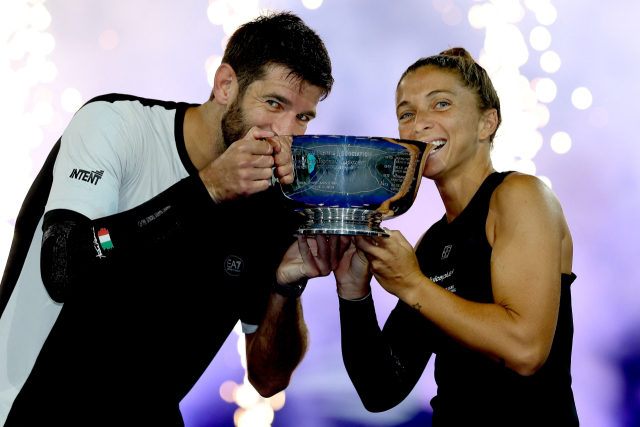 20일(현지 시간) 뉴욕 USTA 빌리 진 킹 국립 테니스 센터에서 열린 US 오픈 혼합 복식 결승전에서 안드레아 바바소리(왼쪽)와 사라 에라니가 우승 트로피를 들고 기뻐하고 있다. AFP연합뉴스