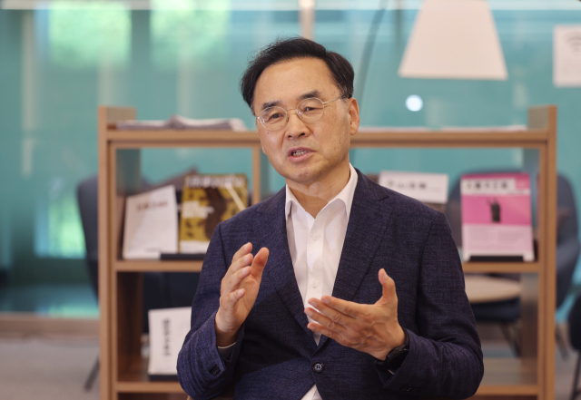 차정인 국가교육위원회 위원장 내정자가 지난 20일 <부산일보>와 인터뷰를 갖고 입시 경쟁 완화와 사교육 축소를 강조했다. 이재찬 기자 chan@