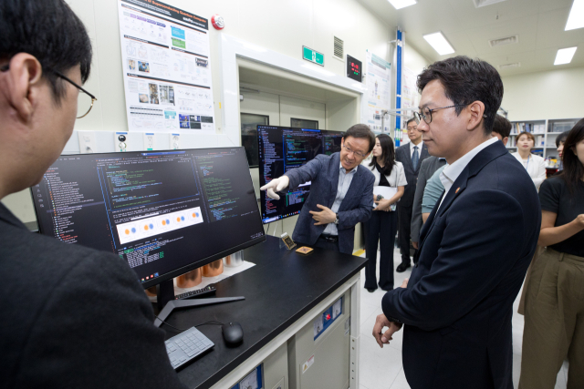 배경훈 과학기술정보통신부 장관이 21일 대전 유성구 한국표준과학연구원을 방문해 이용호 초전도양자컴퓨팅시스템연구단장으로부터 '초전도 양자컴퓨팅 시스템 연구시설' 설명을 듣고 있다. 과기정통부 제공