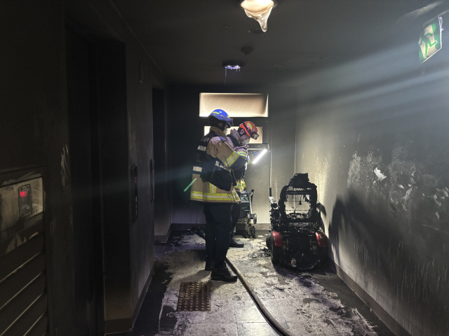 경남 통영시내 아파트 화재 현장. 경남소방본부 제공