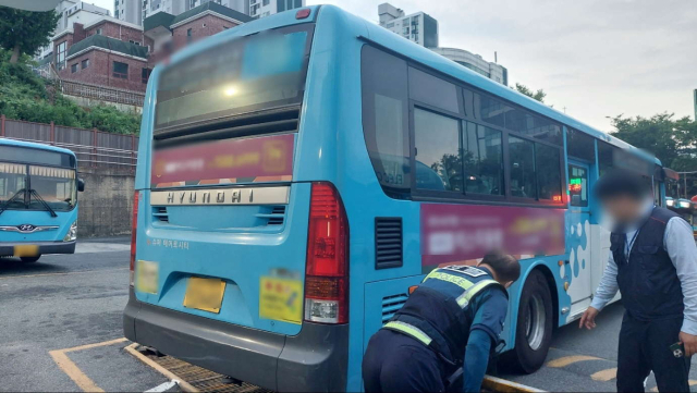 21일 오후 6시 25분께 부산 북구 금곡동의 한 사거리에서 신호를 위반해 달리던 오토바이가 버스를 들이받는 사고가 일어났다. 부산 북부경찰서 제공