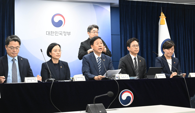 구윤철 부총리 겸 기획재정부 장관이 22일 정부서울청사에서 열린 ‘새정부 경제성장전략 관계부처 합동브리핑’에 참석, 발표문을 낭독하고 있다. 왼쪽부터 문신학 산업부 1차관, 한성숙 중기부 장관, 구윤철 부총리, 배경훈 과기정통부 장관, 송미령 농식품부 장관. 기재부 제공