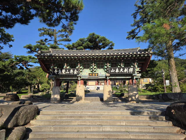 기둥 네 개가 옆으로 나란히 선 범어사 일주문인 조계문. 1번 코스 출발지점이자 체크포인트이다.