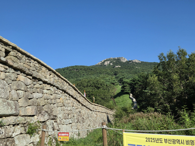 북문에서 바라 본 고당봉의 모습. 북문에서 1km만 걸으면 닿는다.