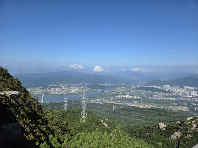 고당봉 정상에서 바라본 경남 김해와 양산 사이로 낙동강이 흐른다.