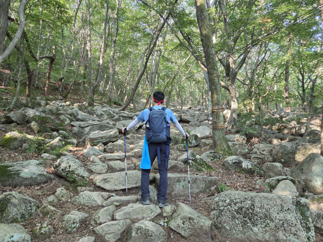 끝없는 바위 무리가 이어진 북문으로 향하는 길.