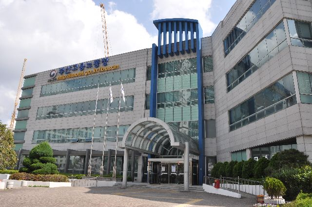 부산고용노동청 건물 전경. 부산일보DB