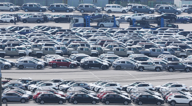 지난 7일 경기도 평택항에 수출용 자동차가 세워져 있다. 연합뉴스