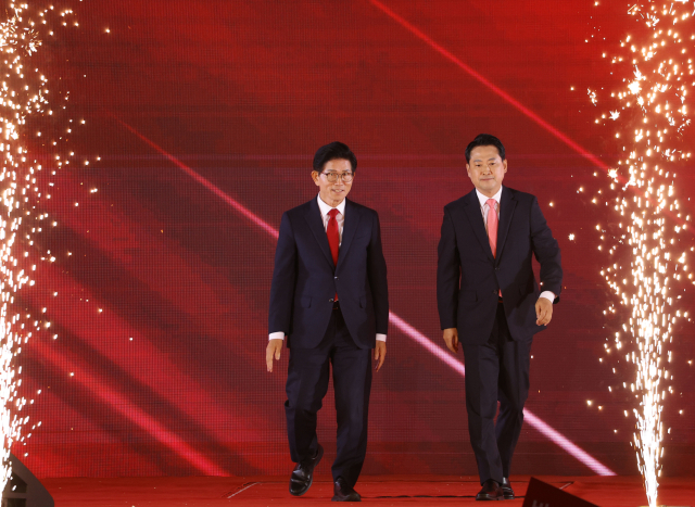 22일 충북 청주시 흥덕구 청주오스코에서 열린 국민의힘 제6차 전당대회에서 결선에 진출한 김문수, 장동혁 당 대표 후보가 무대에 입장하고 있다. 이날 국민의힘 당 대표 선거는 4명의 후보가 모두 과반 득표에 실패해 1, 2위를 기록한 김문수, 장동혁 후보가 결선에 진출, 재투표를 실시해 오는 26일 당선인을 발표할 계획이다. 연합뉴스