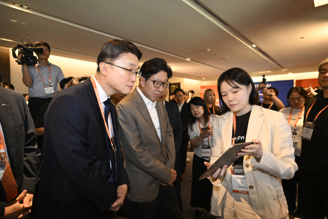 류제명 과학기술정보통신부 2차관이 22일 부산 파라다이스호텔에서 열린 '2025 국제 스트리밍 페스티벌' 개막식에 앞서 AI 미디어 기술 기업의 전시 부스를 둘러보고 있다. 과기정통부 공