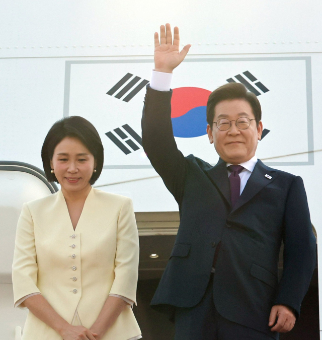 이재명 대통령과 김혜경 여사가 일본·미국 방문을 위해 23일 성남 서울공항을 출발하며 공군 1호기에 올라 인사하고 있다. 연합뉴스