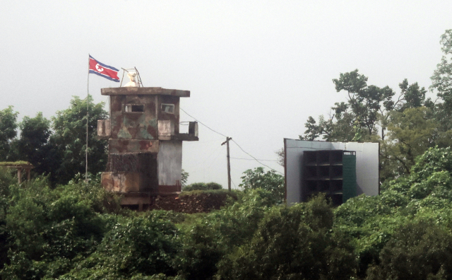지난 14일 경기도 파주시 접경지역에서 바라본 북한군 초소 옆에 대남 확성기가 설치돼 있다. 연합뉴스난 14일 경기도 파주시 접경지역에서 바라본 북한군 초소 옆에 대남 확성기가 설치돼 있다. 연합뉴스