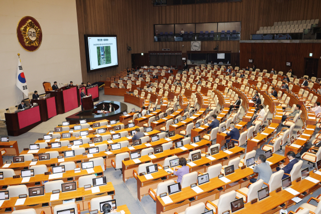 국민의힘 김형동 의원이 23일 서울 여의도 국회 본회의에서 노란봉투법(노동조합 및 노동관계조정법 일부개정법률안)에 대한 무제한 토론을 하고 있다. 연합뉴스