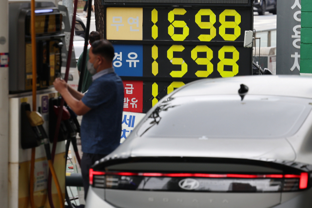 유류세 인하 조치가 오는 10월 31일까지 2개월 추가로 연장된 지난 14일 서울 시내 한 주유소에 유가정보가 표시돼 있다. 연합뉴스
