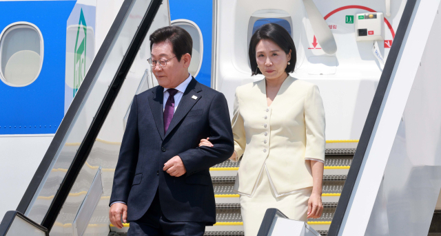 1박2일 일정으로 일본을 방문하는 이재명 대통령과 김혜경 여사가 23일 일본 도쿄 하네다공항에 도착해 공군 1호기에서 내리고 있다. 연합뉴스
