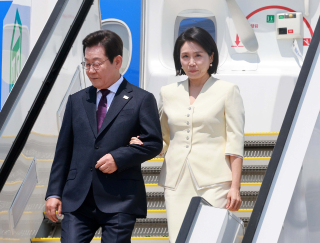 1박2일 일정으로 일본을 방문하는 이재명 대통령과 김혜경 여사가 23일 일본 도쿄 하네다공항에 도착해 공군 1호기에서 내리고 있다. 연합뉴스