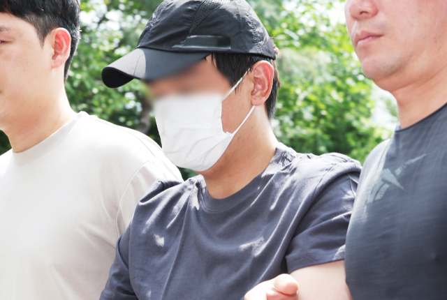 경기 용인시에서 30대 여성을 살해한 뒤 달아났다 강원 홍천군 야산에서 긴급 체포된 살인 용의자 A씨가 22일 경기도 용인서부경찰서로 압송되고 있다. 연합뉴스
