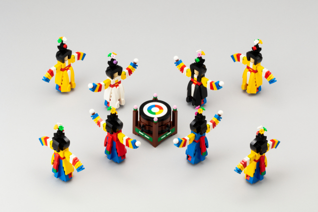 2025 영남춤축제 ‘춤, 보고 싶다’ 연계 전시로 선보일 '무고'. 이 춤은 고려시대부터 전래된 궁중춤으로 무용수가 북채를 잡고 북 주위를 돌면서 춘다. Ⓒ2025Colin Jin, 국립부산국악원 제공