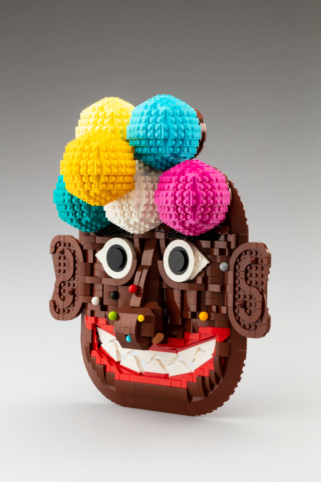 ‘춤추는 레고’ 기획 전시에 나올 동래야류 ‘말뚝이’. 말뚝이는 말을 부리던 양반의 하인에서 이름을 딴 재치꾼으로, 입심과 장난기로 양반의 허세를 단숨에 무너뜨린다. Ⓒ2025Colin Jin, 국립부산국악원 제공