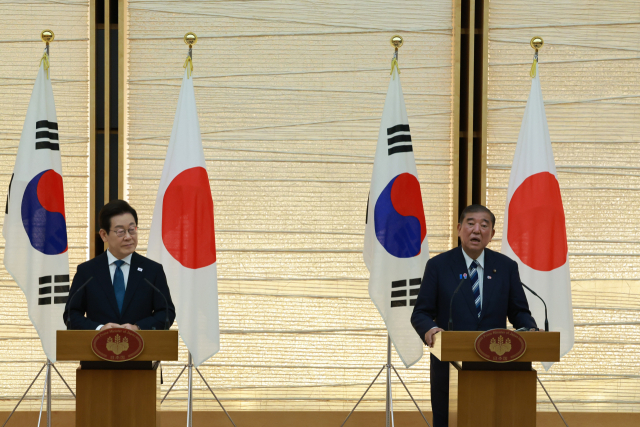 이재명 대통령이 23일 일본 도쿄 총리 관저에서 이시바 시게루 일본 총리와 공동 언론 발표를 하고 있다. 연합뉴스