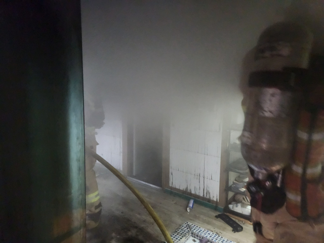 22일 낮 12시 41분쯤 부산 사상구 주례동의 한 고시텔에서 불이 났다. 부산소방재난본부 제공