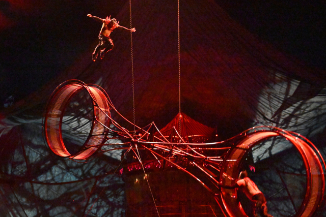 태양의서커스 '쿠자' 중 '휠 오브 데스' 액트. 박희진 사진가 제공