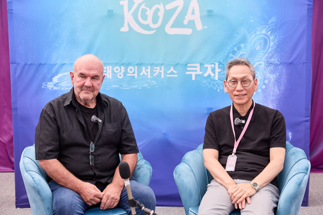 태양의서커스 '쿠자' 질 퐁텐(왼쪽) 수석 투어 디렉터와 (주)마스트인터내셔널 김용관 대표. 마스트 인터내셔널 제공 ​