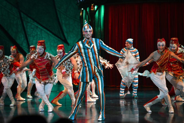 공연의 주요 캐릭터 가운데 하나인 '트릭스터'(앞줄 가운데)와 '이노센트'(맨 뒷줄 연을 가지고 있는 인물) 등이 오프닝 공연을 선보이고 있다. 박희진 사진가 제공