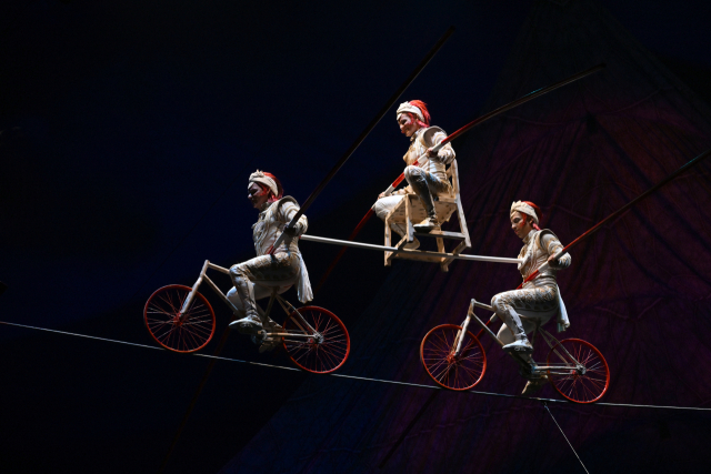 땅 위에서도 수행하기 힘든 퍼포먼스를 공중에서 펼치는 '하이 와이어' 액트. 박희진 사진가 제공