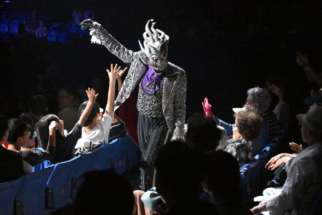 ‘스켈레톤 댄스’를 추고 있는 트릭스터 모습. 박희진 사진가 제공