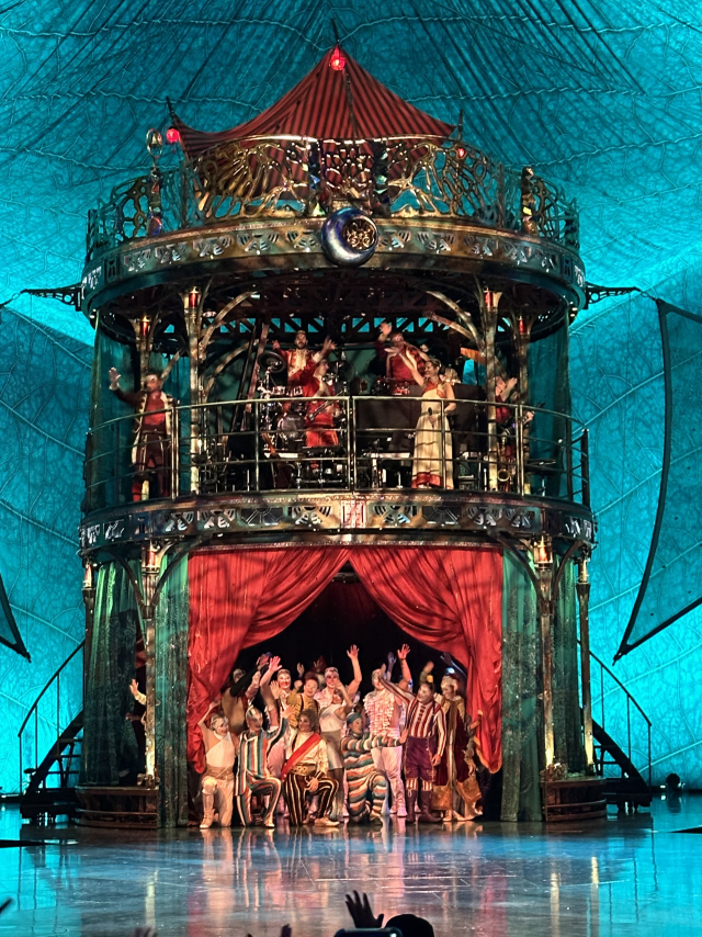 태양의서커스 ‘쿠자’ 커튼콜 장면. 바타클랑(Bataclan)으로 불리는 움직이는 탑 2층에서 주로 라이브 음악이 연주된다. 김은영 기자 key66@