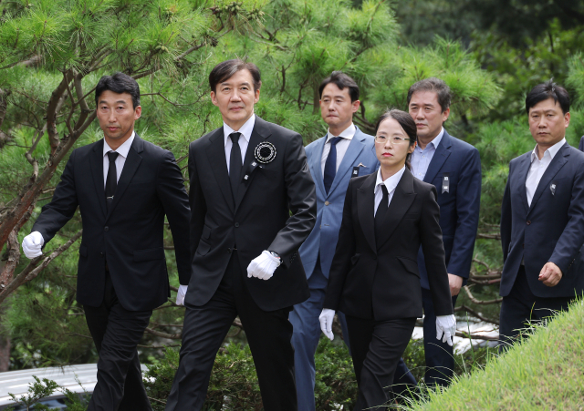 조국혁신당 조국 전 대표가 18일 서울 동작구 국립서울현충원 내 김대중 전 대통령 묘역을 찾아 참배를 하고 있다. 연합뉴스