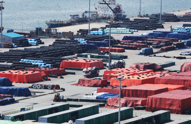 미국이 수입산 철강과 알루미늄 제품에 부과하는 50% 품목 관세 적용 범위를 407종의 파생상품으로 확대한 지난 18일 경기도 평택항에 철강 제품이 쌓여 있다. 연합뉴스