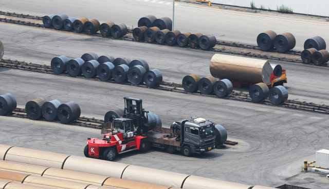 경기도 평택항에 철강 제품이 쌓여 있는 모습. 연합뉴스