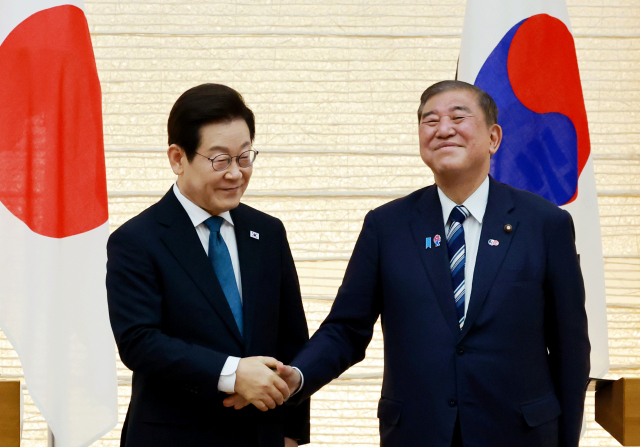 이재명 대통령과 이시바 시게루 일본 총리가 23일 일본 도쿄 총리 관저에서 열린 한일 정상 공동 언론 발표를 마친 뒤 악수하고 있다. 연합뉴스